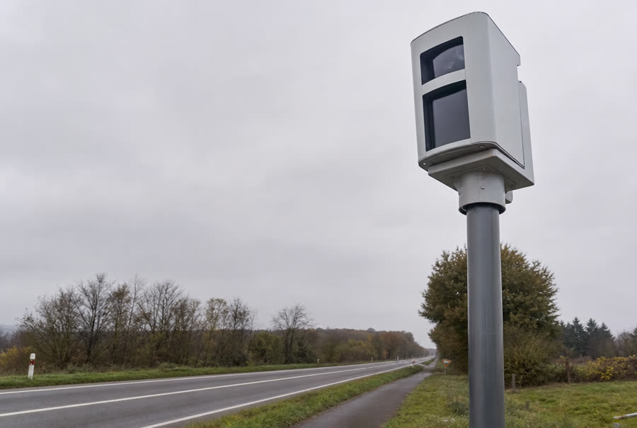 Radar automatique au bord d'une route française